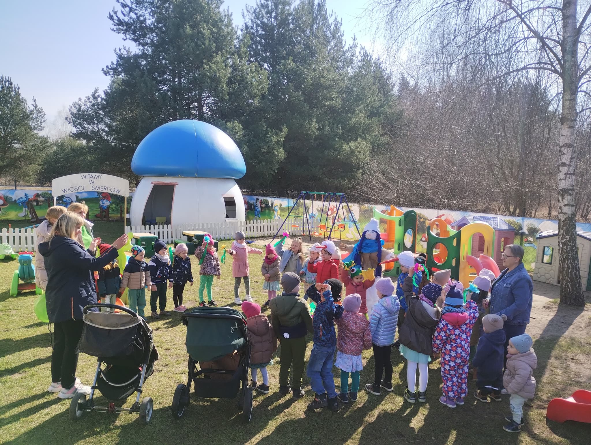 Domek Wioski Smerfów – nasz smerfowy grzybek i plac zabaw