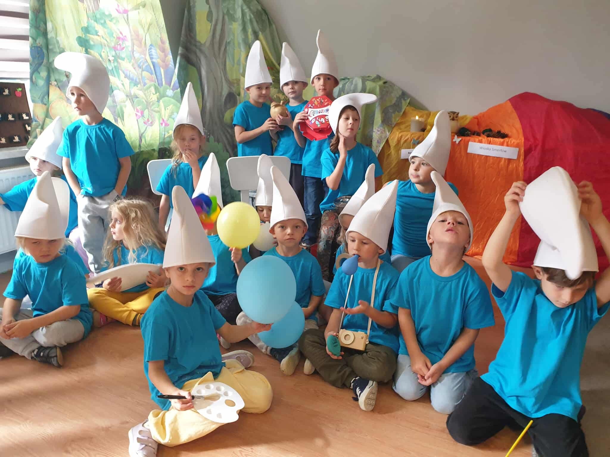 Dzieci w przedszkolu Wioska Smerfów