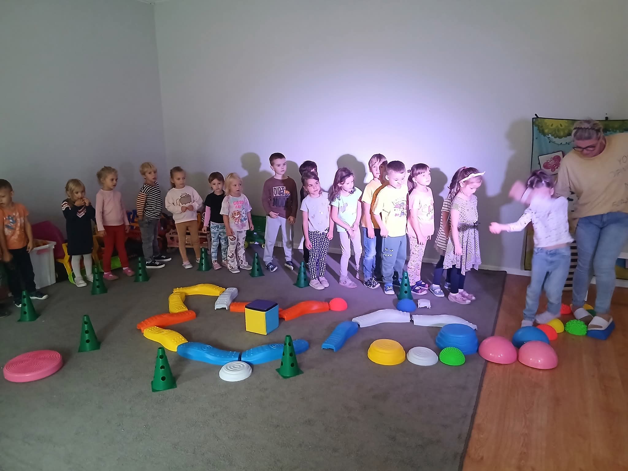 Dzieci podczas zabawy na torze przeszkód